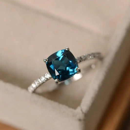 Kristallblauer Ring mit quadratischem Stein