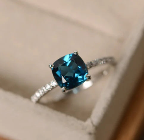 Kristallblauer Ring mit quadratischem Stein