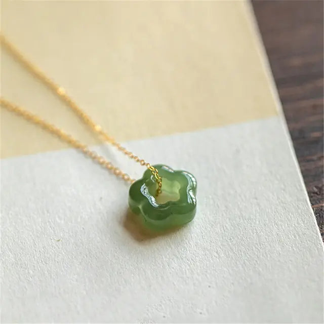 Hetian Jade Pflaumenblüten-Anhänger Halskette