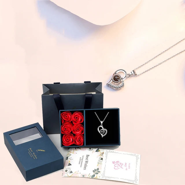 100 Sprachen "Ich liebe dich" Halskette mit 6 Rosen Luxus Geschenkbox